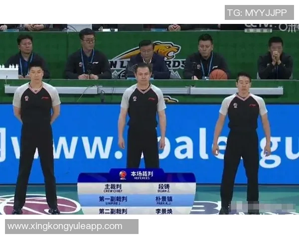 追梦与球迷争执裁判出面调解展现职业素养与冷静处理能力