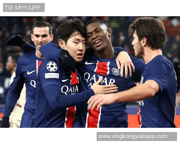 巴黎圣日耳曼球迷热烈庆祝李刚仁与阿什拉夫荣获大奖