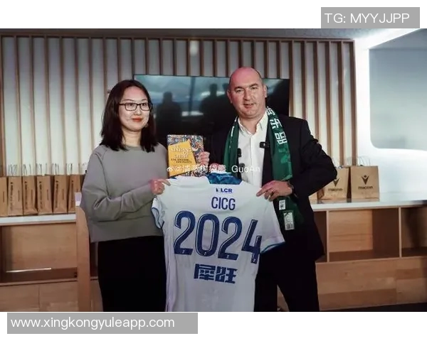 中国犀旺队在法国欧塞尔足球训练基地隆重举行升国旗仪式展现爱国情怀