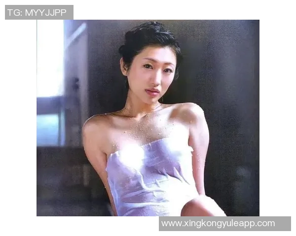 坐老詹身后神秘美女身份揭秘日本性感女星身材惊艳引热议