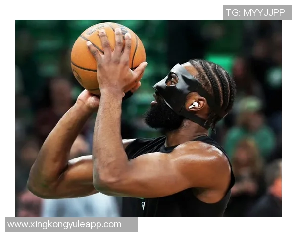 杰伦布朗半场表现抢眼13投6中贡献14分助力球队稳定火力